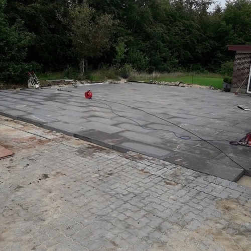 flisebelægning ved hus i Brande