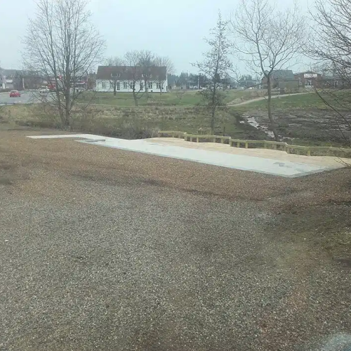 Belægning af fliser ved et hus i Grindsted