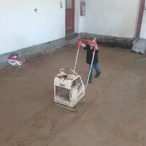 En dreng der gør klar til belægning