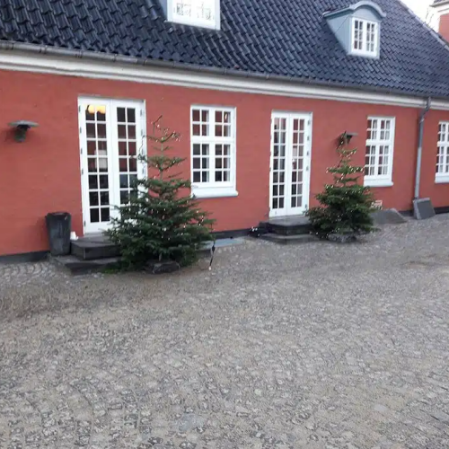 brostensbelægning indkørsel ved et hus i Grindsted