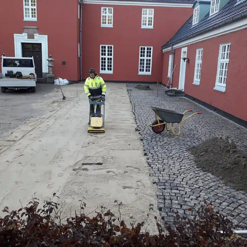 klargøring før lægning af fliser i indkørsel