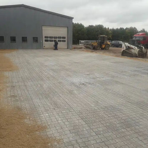 Erhvervsbelægning i Brande ved en bygning