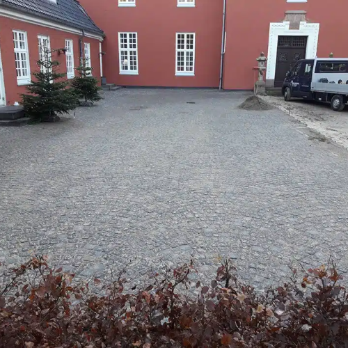 brostensbelægning indkørsel ved et hus 